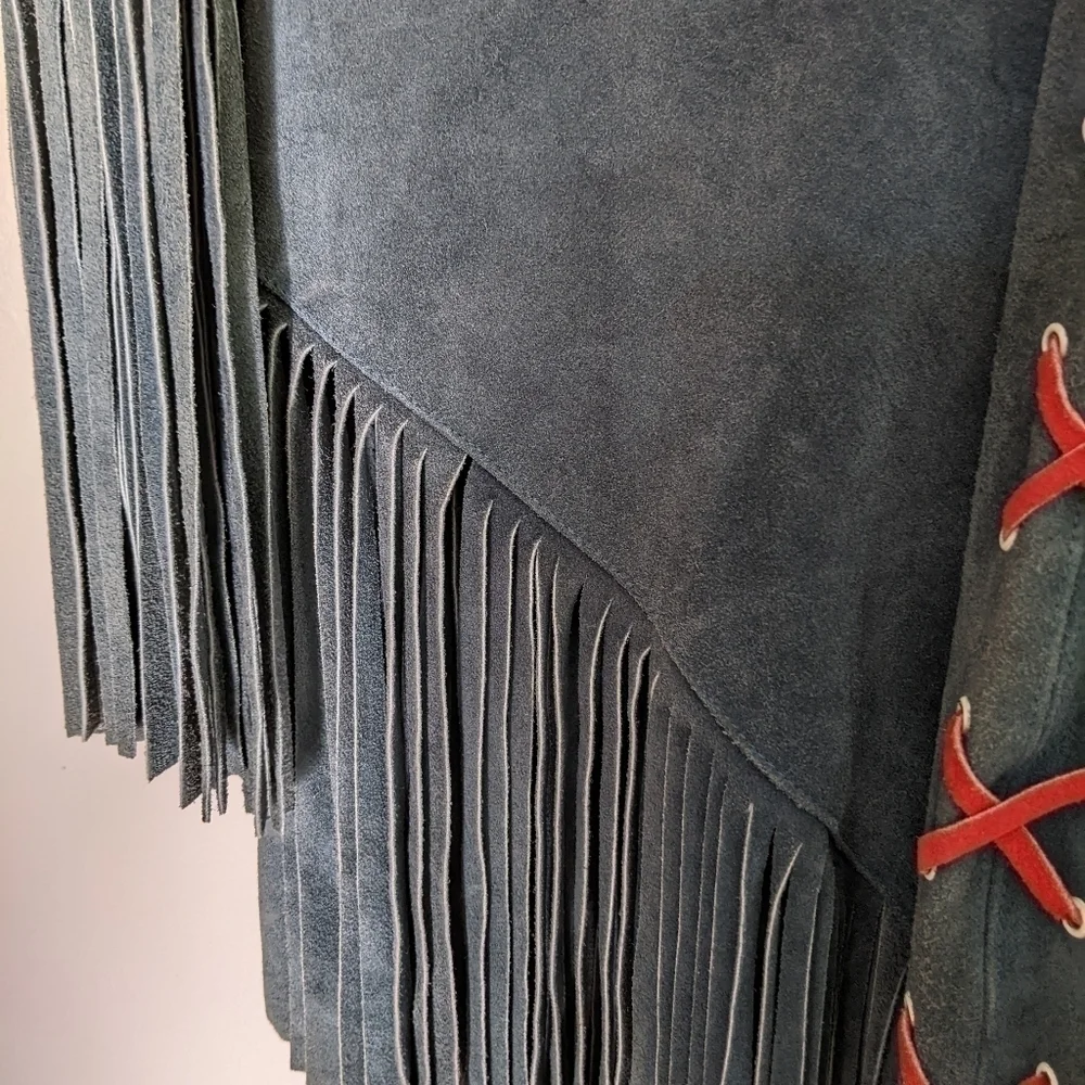 Swe𝅺et Vintage Suede Poncho from the 1960/70s Blue suede. Red Suede Lacing 💙❤️
